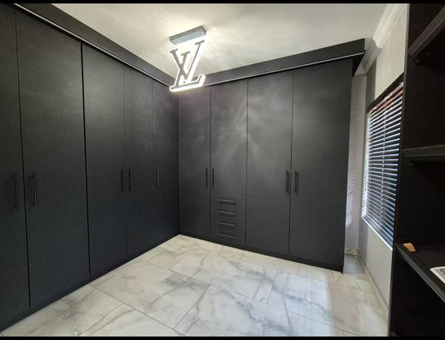 7 BEDROOM HOUSE FOR SALE IN LASIANDRA
